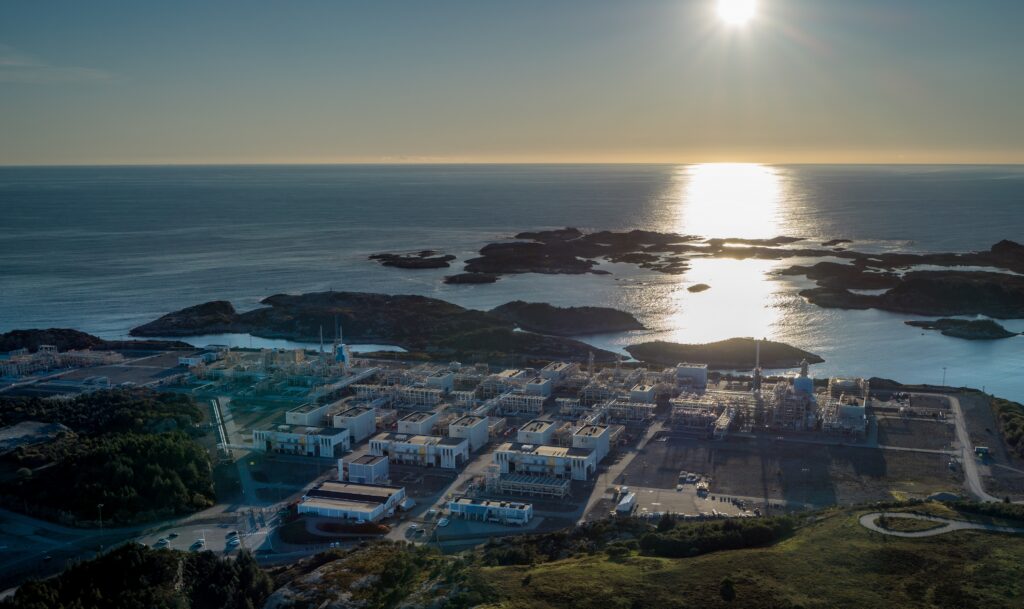 kollsnes landanlegg dronefoto med hav og sol